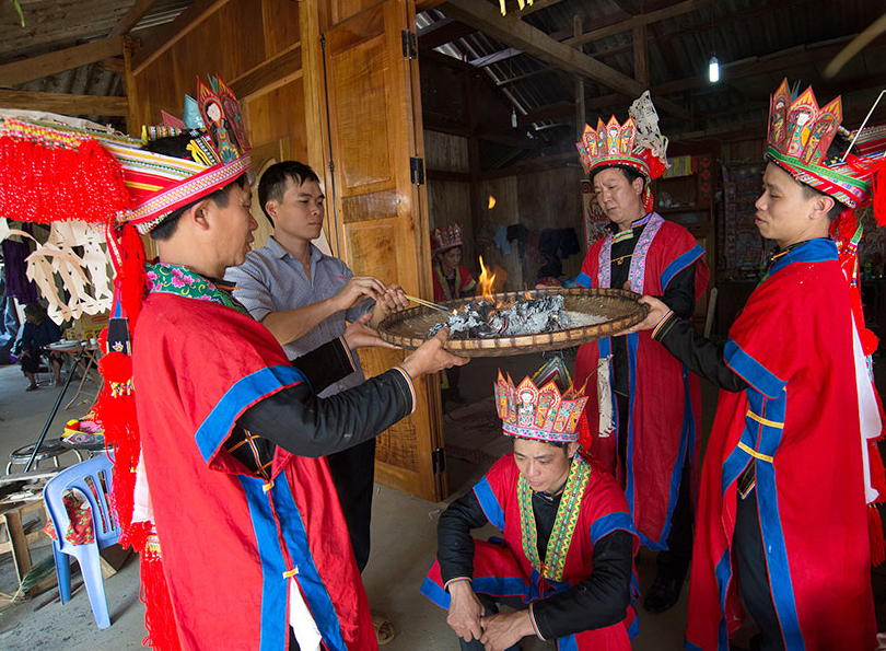 Người Dao coi lễ Cấp sắc là một nghi lễ thiêng liêng, quan trọng nhất trong cuộc đời mỗi một con người. Người Dao coi lễ Cấp sắc là một nghi lễ thiêng liêng, quan trọng nhất trong cuộc đời mỗi một con người.