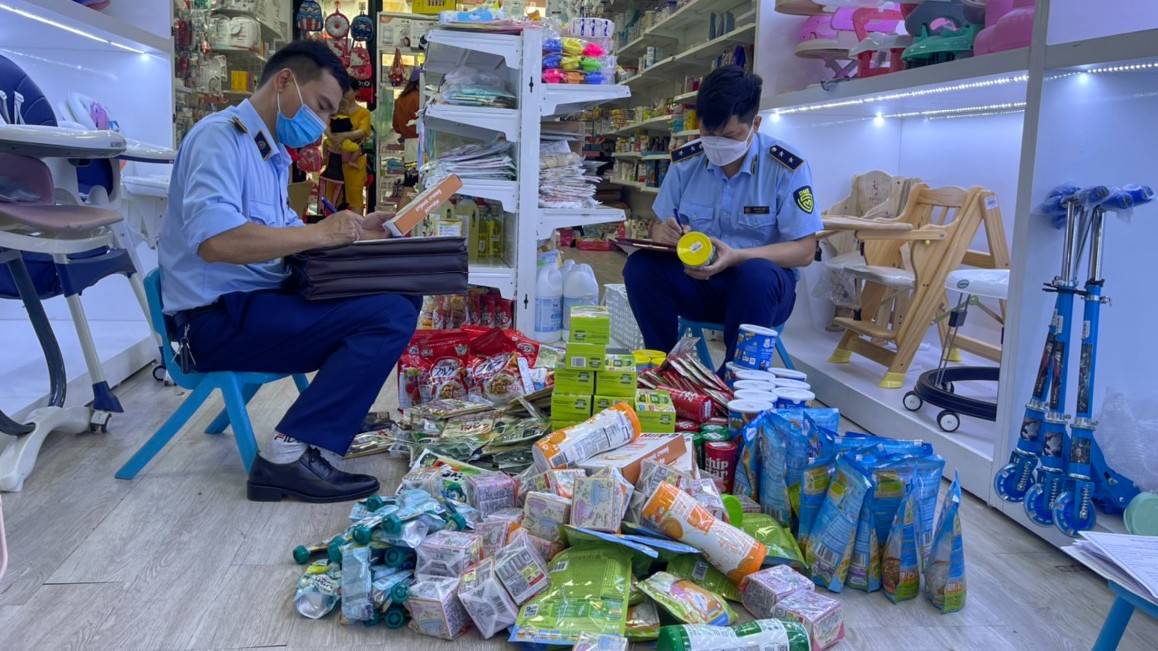 Lào Cai: Tạm giữ hàng trăm sản phẩm thực phẩm có dấu hiệu nhập lậu