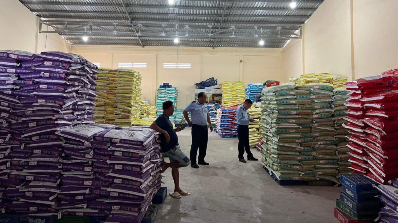 Bạc Liêu: Thu giữ 3 tấn thức ăn chăn nuôi hết hạn sử dụng