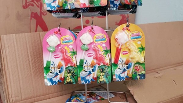 Lào Cai: Bắt giữ lô hàng 16.200 vỉ kẹo không rõ nguồn gốc