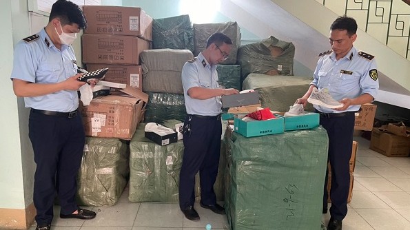 Lào Cai: Thu giữ hơn 1.300 đôi giày, dép các loại có dấu hiệu nhập lậu