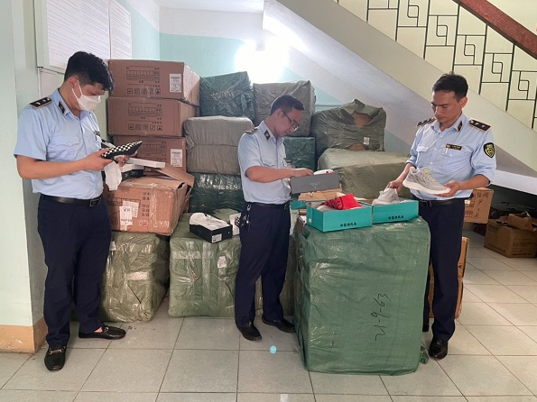 Lực lượng chức năng kiểm đếm hàng hóa vi phạm