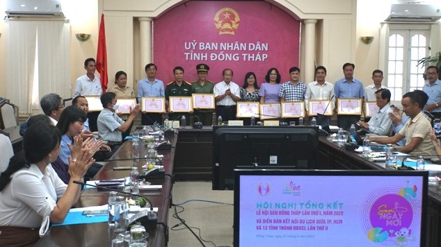 Lễ hội Sen Đồng Tháp thu hút trên 100.000 lượt du khách