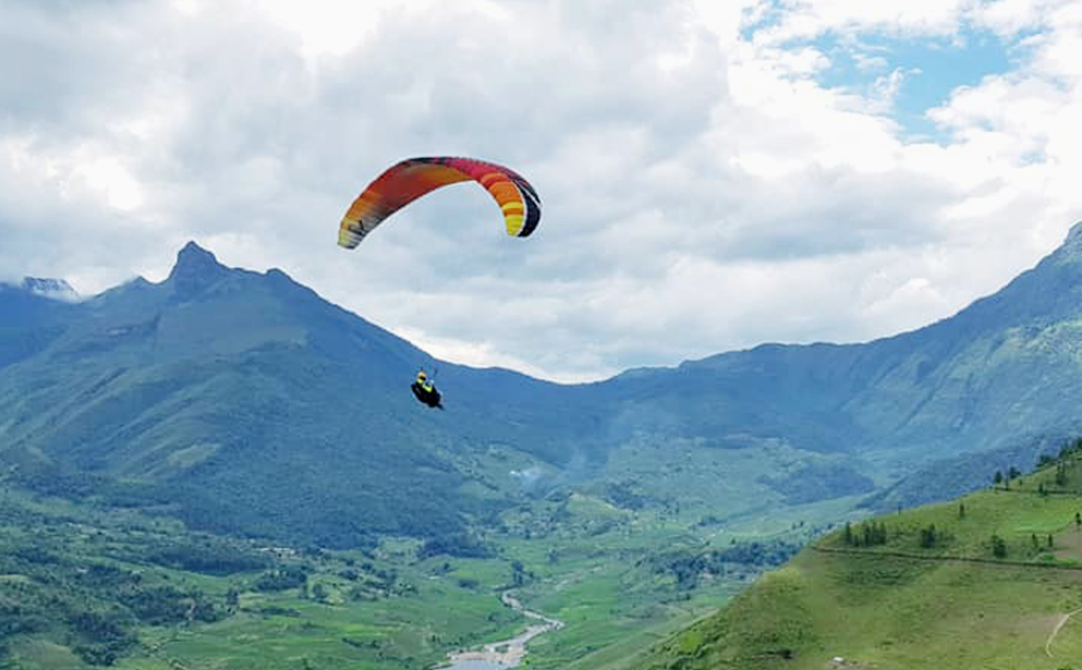 Trải nghiệm, tham quan trình diễn dù lượn là một trong những hoạt động đặc sắc của lễ hội Trải nghiệm, tham quan trình diễn dù lượn là một trong những hoạt động đặc sắc của lễ hội