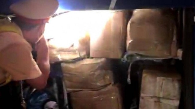 Bình Định: Phát hiện ô tô khách chở trên 500 cây thuốc lá lậu