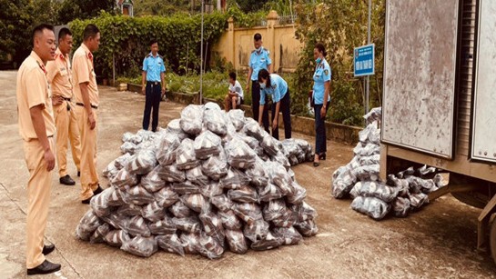 Sơn La: Thu giữ trên 1.000 đôi dép không rõ nguồn gốc xuất xứ