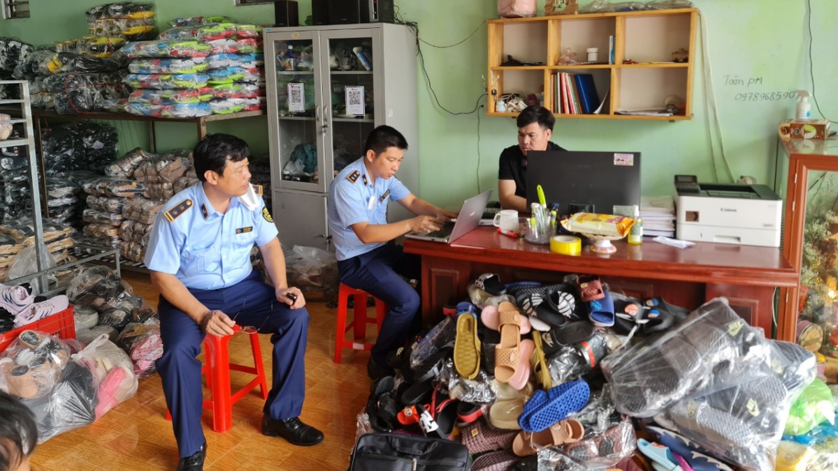 Hải Dương: Thu giữ 642 đôi dép giả mạo nhãn hiệu “Nike và hình”
