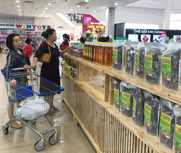 Khách hàng mua sắm tại gian hàng sản phẩm OCOP của tỉnh ở Siêu thị Co.op Mart Pleiku. Khách hàng mua sắm tại gian hàng sản phẩm OCOP của tỉnh ở Siêu thị Co.op Mart Pleiku.
