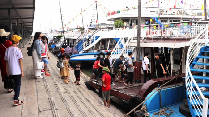 Nhộn nhịp mùa du lịch hè Quảng Ninh 2022