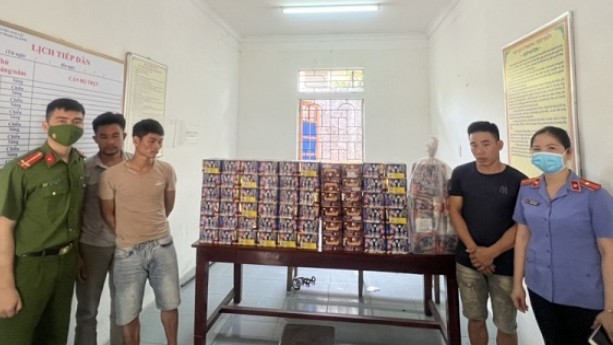 Nghệ An: Thu giữ 145 kg pháo nguỵ trang là hàng hải sản tươi sống