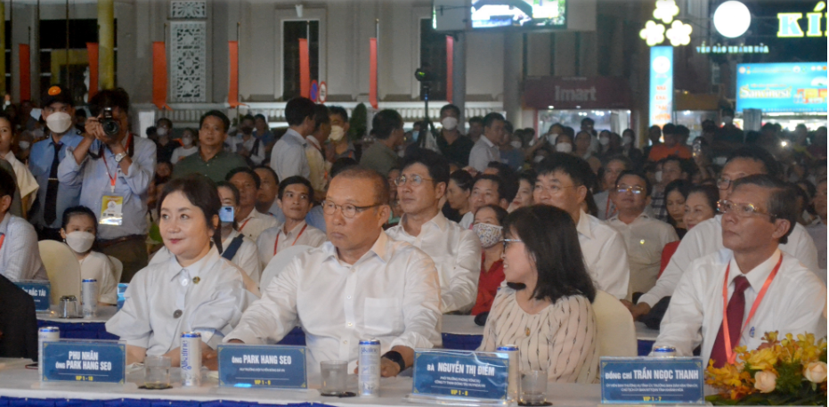 Ông Park Hang-Seo cùng phu nhân theo dõi chương trình tại lễ khai mạc.