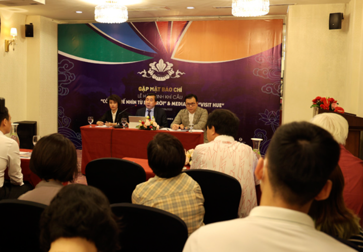 Ban Tổ chức thông tin về Lễ hội Khinh khí cầu “Cố đô Huế nhìn từ bầu trời” tại buổi Họp báo. Ban Tổ chức thông tin về Lễ hội Khinh khí cầu “Cố đô Huế nhìn từ bầu trời” tại buổi Họp báo.