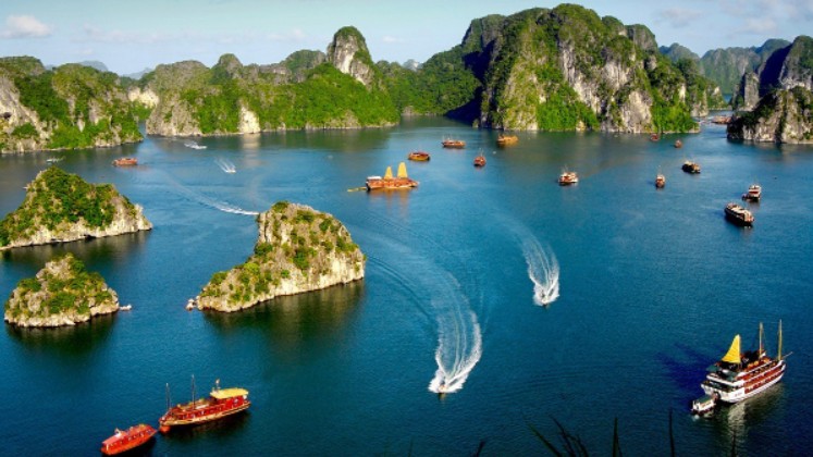 Vịnh Hạ Long đón lượng khách du lịch kỷ lục dịp cuối tuần