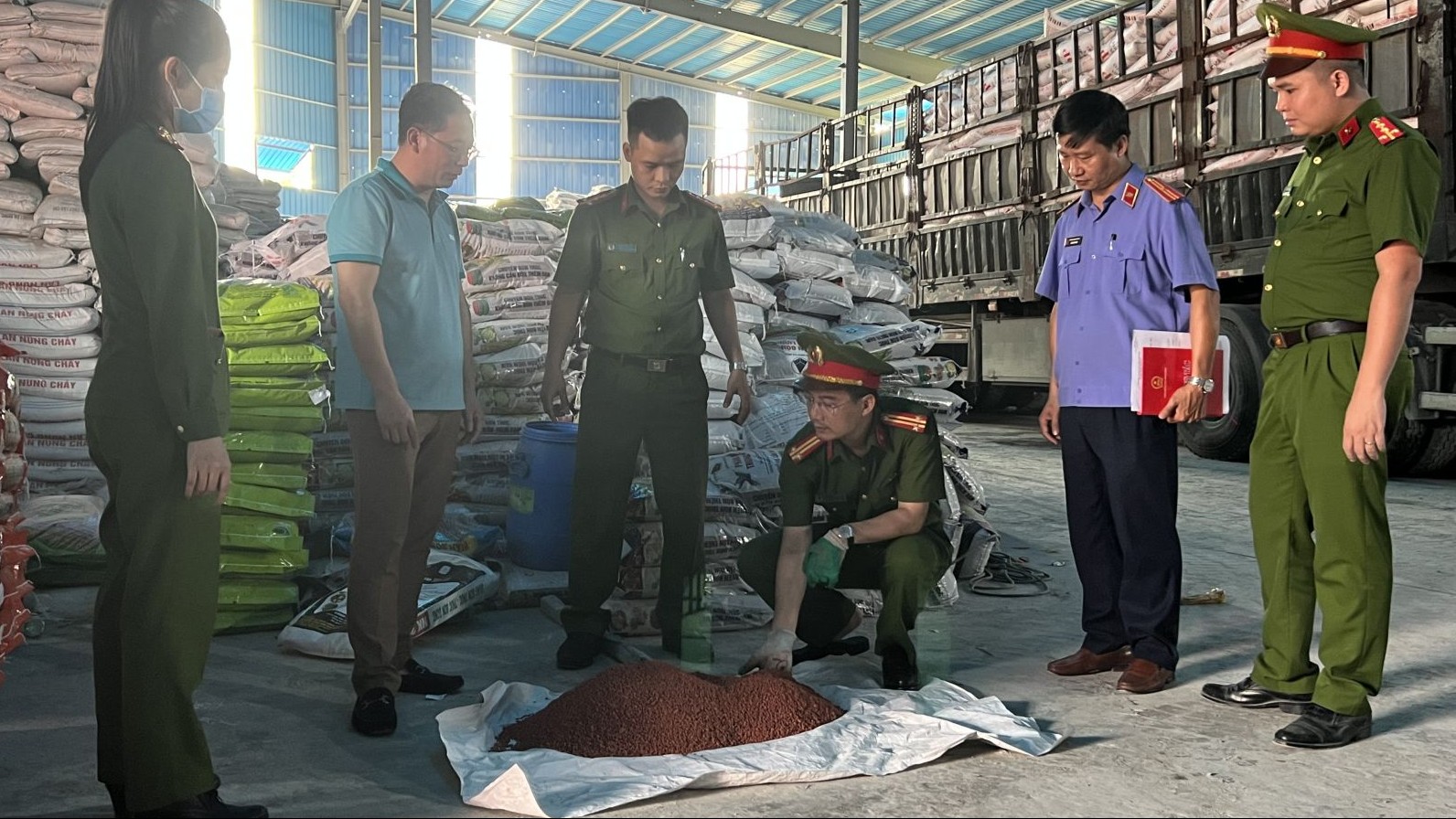 Thanh Hóa: Bắt Giám đốc và 2 nhân viên sản xuất phân bón giả