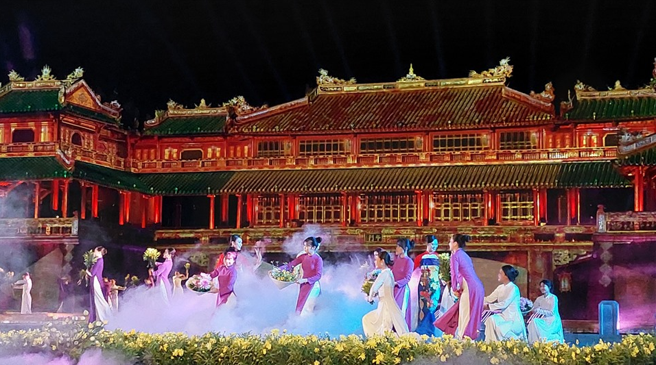 Lung linh sắc màu trong đêm khai màn Tuần lễ Festival Huế 2022