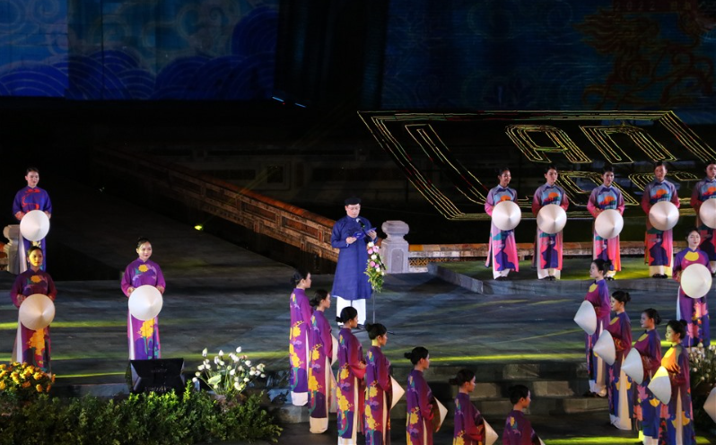 Lung linh sắc màu trong đêm khai màn Tuần lễ Festival Huế 2022