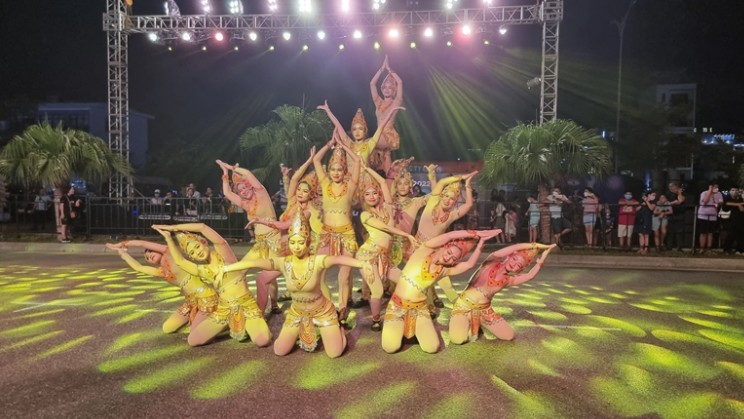 Rực rỡ sắc màu Carnival đường phố tại Đà Nẵng