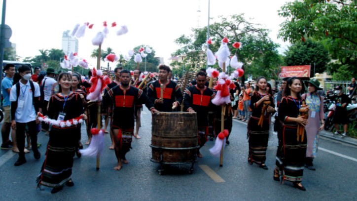 Rực rỡ sắc màu lễ hội đường phố Festival Huế 2022