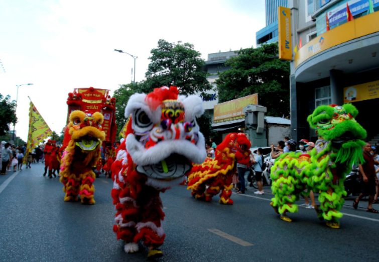Đoàn Lân Sư Rồng của Thái Nghi Đường dẫn đầu đoàn rước