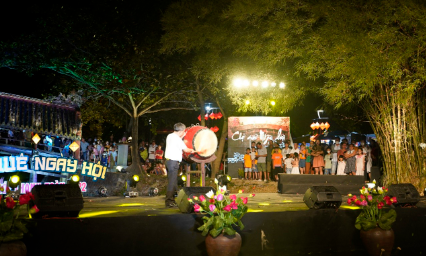 Ông Lê Ngọc Sơn  - Tỉnh ủy viên, Bí thư thị ủy Hương Thủy đã đánh trống khai hội “Chợ quê ngày hội” cầu ngói Thanh Toàn năm 2022.