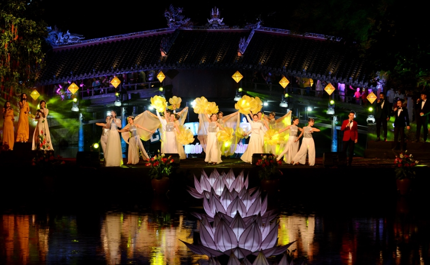 Sân khấu dưới nước vừa làm nổi bật quang cảnh cầu ngói Thanh Toàn