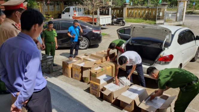 Thừa Thiên Huế: Phát hiện xe ô tô chở 6.500 gói thuốc lá nhập lậu