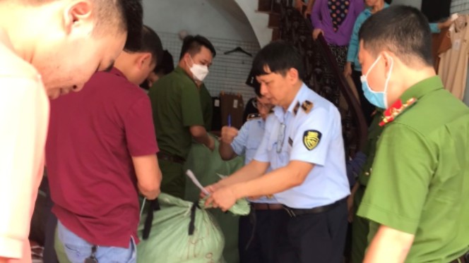 Hà Nội: Tạm giữ số lượng lớn hàng hóa có dấu hiệu giả mạo