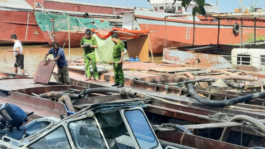 Ninh Bình: Bắt giữ 3 tàu vỏ sắt khai thác cát trái phép