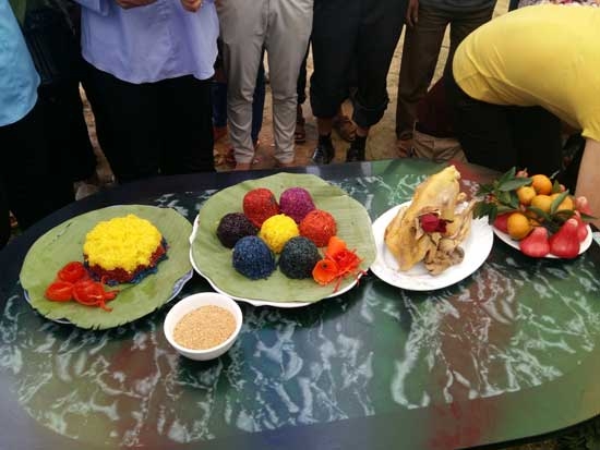 Những mâm xôi được dâng lên để tưởng nhớ những anh hùng Nùng Dín dũng cảm Sapa