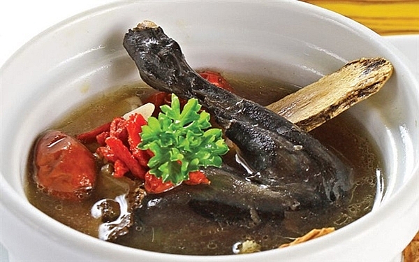 Món gà đen hầm thuốc bắc