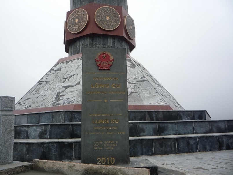 Những chữ khắc thiêng liêng trên Cột Cờ Lũng Cú Những chữ khắc thiêng liêng trên Cột Cờ Lũng Cú