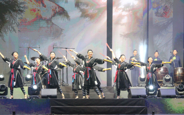 Hàng vạn du khách mãn nhãn đêm Gala Giã bạn "chào Huế"