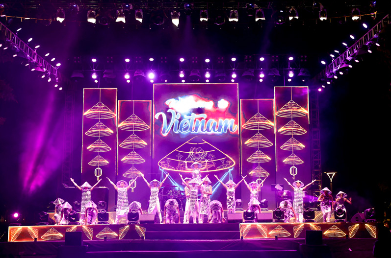 Hàng vạn du khách mãn nhãn đêm Gala Giã bạn "chào Huế"