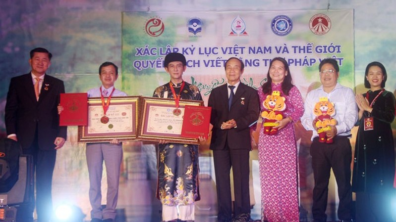 Sách thư pháp "Nguyễn Đình Chiểu thi tuyển" xác lập kỷ lục thế giới