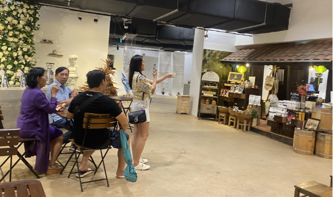 Khách du lịch tham quan, trải nghiệm tại Bảo tàng Thế giới Cà phê.