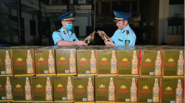 Hà Giang: Ngăn chặn gần 1.000 chai bia lậu đang tập kết chờ tiêu thụ