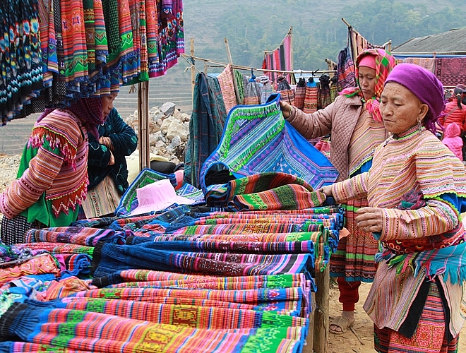 Các mặt hàng thổ cẩm được bày bán tại chợ phiên Cán Cấu Sapa