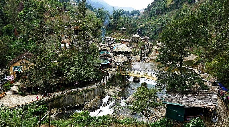 Bản Cát Cát Sapa mang trên mình vẻ đẹp thơ mộng giữa núi rừng hùng vĩ, xanh ngát