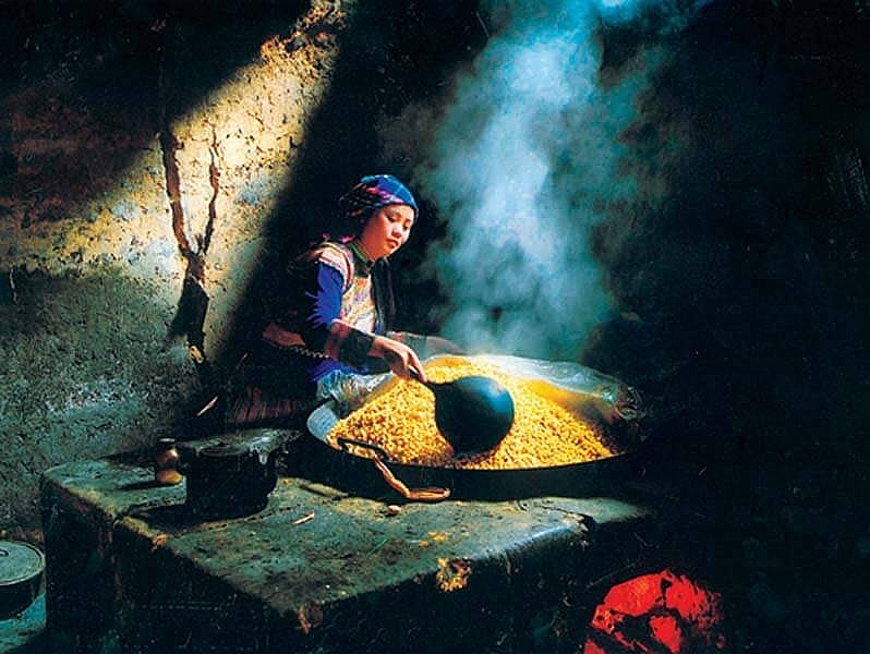 Người dân địa phương đang chế biến món rượu ngô Người dân địa phương đang chế biến món rượu ngô