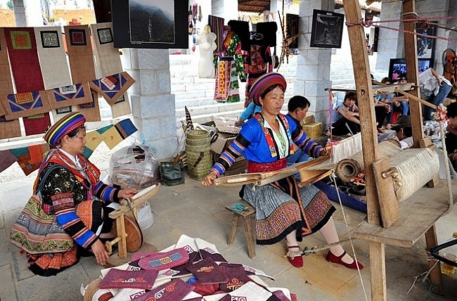 Làng dệt thổ cẩm Lùng Tám trên cao nguyên Hà Giang Làng dệt thổ cẩm Lùng Tám trên cao nguyên Hà Giang