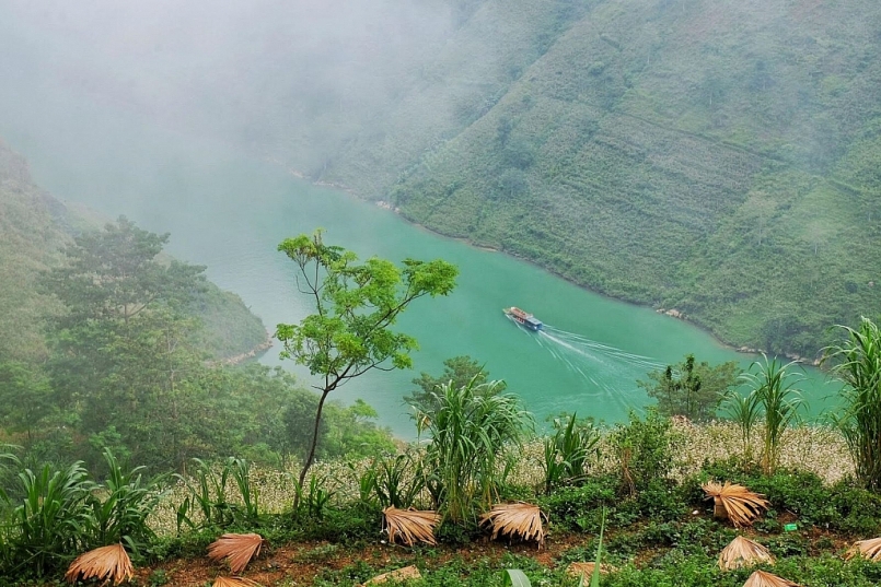 Để đến được vực hẻm Tu Sản du khách cần đi thuyền, cano dịch vụ khoảng 20 phút ngược dòng Nho Quế Để đến được vực hẻm Tu Sản du khách cần đi thuyền, cano dịch vụ khoảng 20 phút ngược dòng Nho Quế