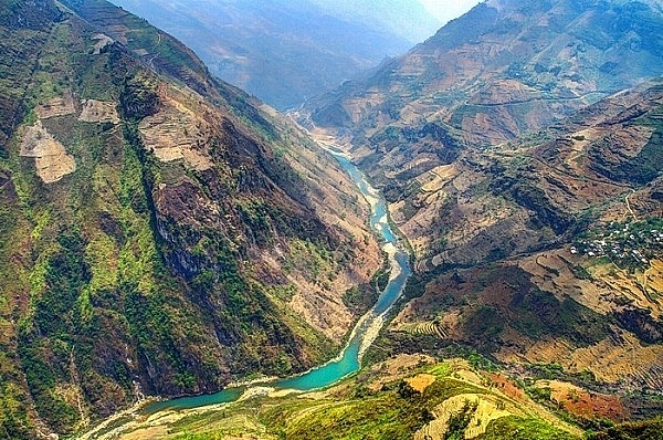 Quế thơ mộng, xẻ qua đá núi sừng sững, chia cắt một bên là đèo Mã Pì Lèng, một bên là dãy Săm Pun hùng vĩ - Ảnh: Tuan Nguyen Quế thơ mộng, xẻ qua đá núi sừng sững, chia cắt một bên là đèo Mã Pì Lèng, một bên là dãy Săm Pun hùng vĩ - Ảnh: Tuan Nguyen