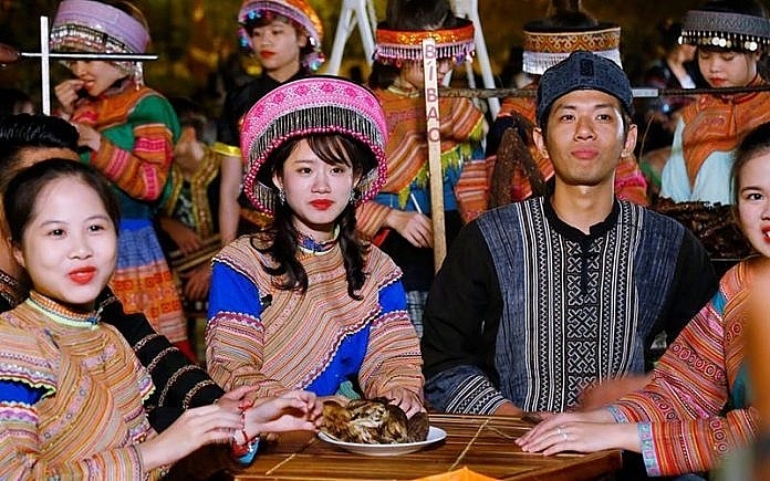 Những chàng trai, cô gái trong đêm Chợ Tình