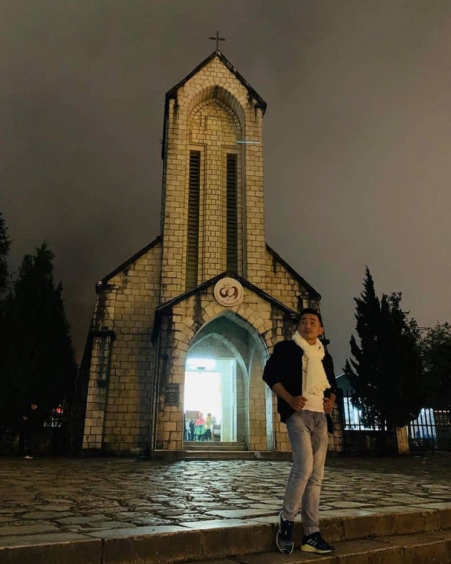 Nhà thờ đá tại Chợ tình Sapa