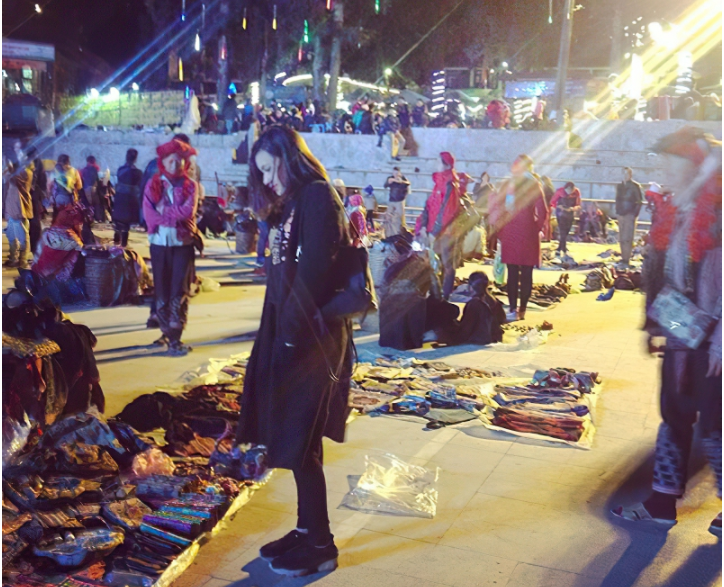 Thổ cẩm là mặt hàng được bày bán ở khắp quảng trường đá Sapa