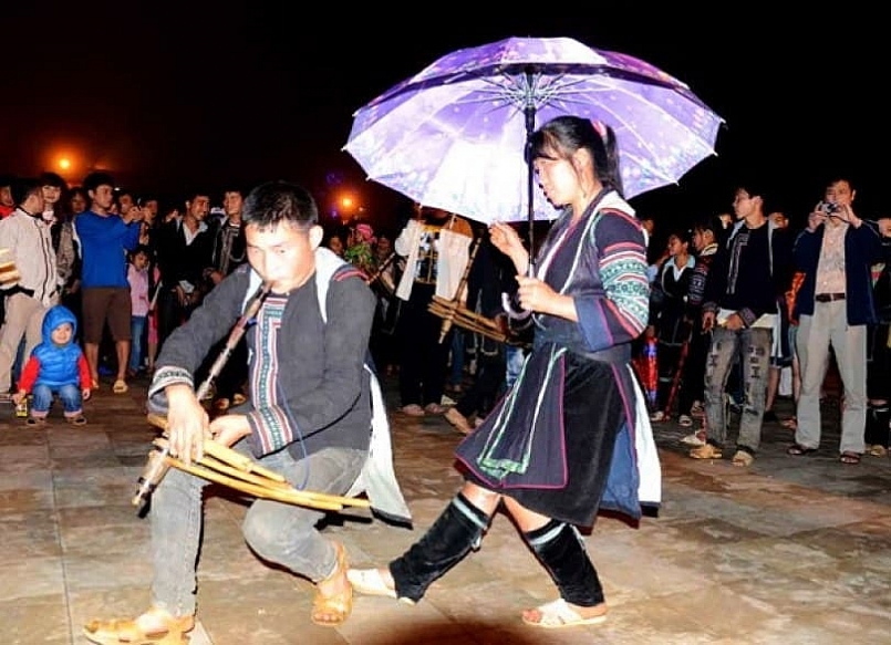 Không nên thổi kèn sao khi tham gia vào khu chợ Tình