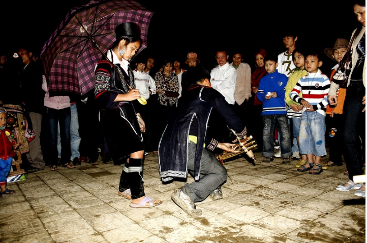 Vũ điệu trao duyên chỉ diễn ra khi cô gái chấp nhận lời cầu thân của chàng trai