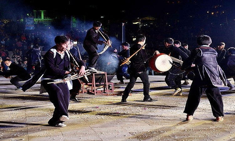 Phiên chợ là những buổi gặp gỡ, giao lưu tình cảm của những đôi trai gái sống ở Sapa