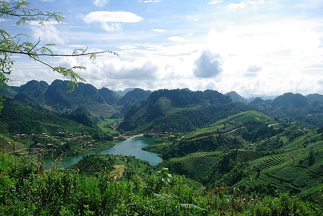 Bản làng dưới thung lũng bình yên, thơ mộng Bản làng dưới thung lũng bình yên, thơ mộng