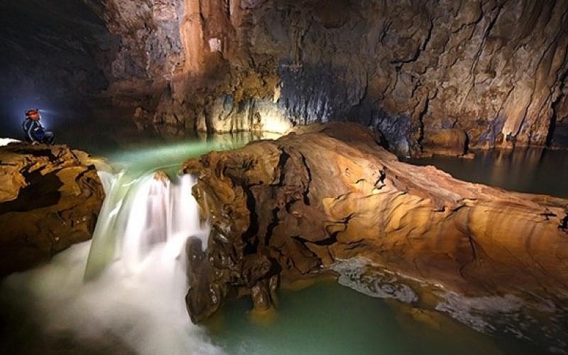 Nếu muốn đi hết chiều dài động, du khách phải mang theo nến, đèn pin thắp sáng 